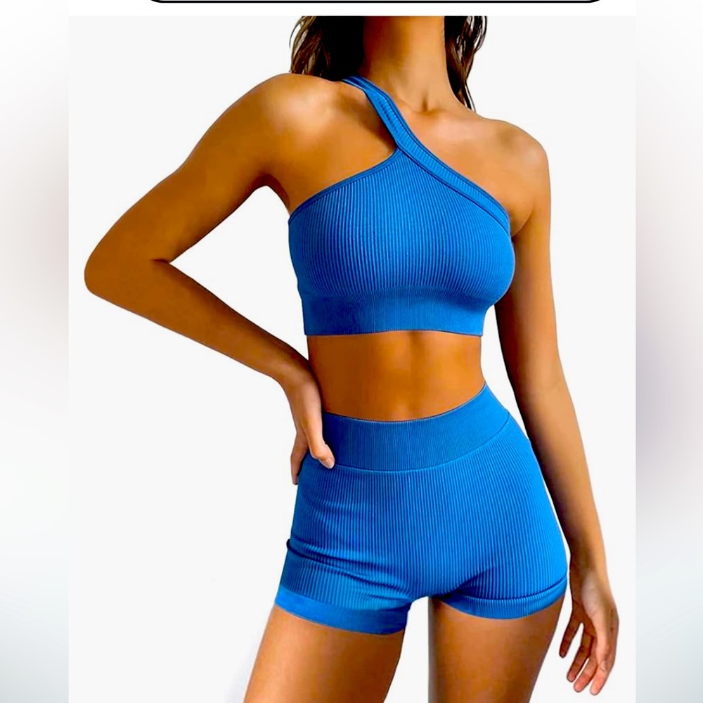 Slant strap sports bra + seamless high waist shorts